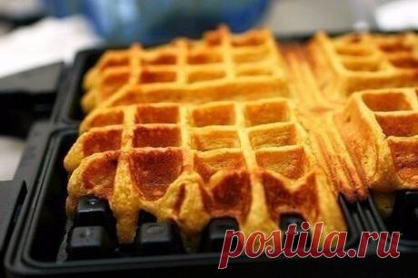 Тесто для вафель
1. Вафли хрустящие
- 250 г маргарина
- 350 г сахара
- 5 - 6 яиц
- 1 пакетик ванильного сахара
- соль
- 500 г картофельного крахмала (другие виды крахмала не употреблять!)
К маргарину, взбитому до образования устойчивой пены, постепенно подмешать остальные продукты. Тесту дать постоять приблизительно 15 минут, а затем выпекать вафли.
2. Вафли на соде
- 1/4 л молока
- 2 яйца
- 40 г сахара
- соль
- лимонная цедра на острие ножа
-180 г муки
- 1/4 чайной ложки соды
Как следует пере