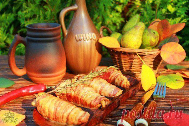 Куриные рулетики с грушей в беконе