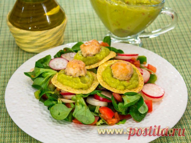 Овощной салат с кукурузными чипсами и куриными фрикадельками