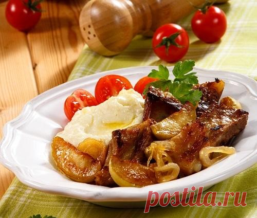 Свиные ребрышки, тушенные с яблоками и репчатым луком: пошаговый рецепт