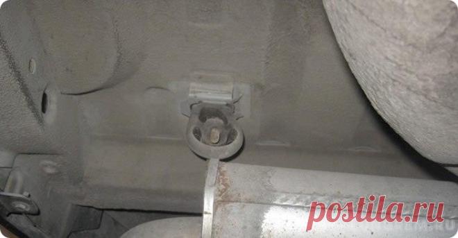 Меняем глушитель Lada Kalina
Глушитель на Ладе Калина обычно служит очень долго. Но всё-таки рассмотрим в данной статье как заменить глушитель на Калине своими руками. Для работы нам понадобится смазка WD-40 можно использовать аналогичные смазки. Пару ключей на 13 и головка с воротком. На всякий случай может пригодиться молоток.