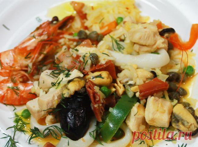 ПАЭЛЬЯ  ИСПАНСКАЯ - в Сковороде !!! **Курица, хамон, рыба -палтус, морепродукты -кальмар. креветки, мидии, рис, помидоры, маслины, лимон, зел/горошек, каперсы, лук, чеснок, зелень, приправы и др. *Перед приготовлением этого блюда-классик  забегаем в Супермаркет, но результат Вас ошеломит !!!