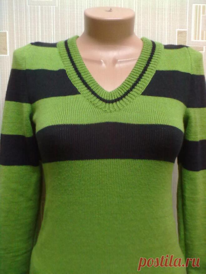 Нежный уютный свитерок с полосками полуприлегающего, приталенного силуэта связан из Итальянской пряжи с хлопком, тоненький, но теплый, как раз для весны, подарит ощущение комфорта, отлично комбинируется с юбкой и брюками.
Возможны варианты в других цветах.