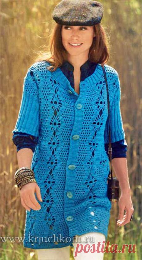Синий вязаный кардиган крючком