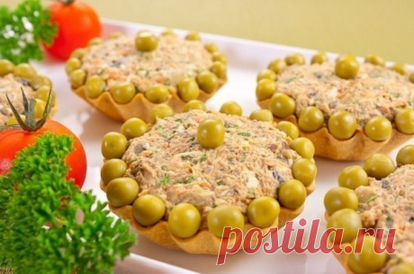 Тарталетки с салатом из куриной печени - Эфария Удивительное — просто! И очень вкусно! Такие тарталетки украсят праздничный стол и будут приняты на Ура! Ингредиенты: 300 г куриной печени 300 г свежих или замороженных шампиньонов 2 яйца 150 г моркови 150 г лука зелень по вкусу майонез растительное масло тарталетки (готовые) соль Приготовление: 1.Печень отварить до готовности (варить 10-15 минут после закипания). 2.Лук