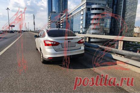 В Москве подполковник МВД упал с эстакады и разбился. В Москве погиб подполковник МВД, спрыгнувший с эстакады Третьего транспортного кольца. Об этом сообщает Telegram-канал «112». Офицер ехал по мосту, затем остановил автомобиль, подошел к краю дороги и упал. При себе у него было удостоверение сотрудника внутренней службы. Обстоятельства произошедшего устанавливаются.