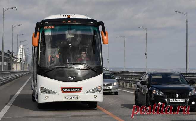 Движение пассажирских автобусов по Крымскому мосту отменили. После приостановки движения по Крымскому мосту из-за ночного ЧП Минтранс распорядился не отправлять на полуостров пассажирские автобусы. Движение поездов по мосту восстановили утром 17 июня