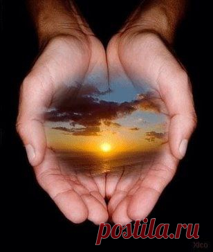 Главное
Владимир Сапронов
Сколько мною прожито мгновений?
Сколько их ещё подарит век?
Не пророк, не праведник, не гений –
Как и вы, я  смертный человек.
В этой жизни, горькой и счастливой,
Мы клянёмся, каемся, грешим…
Жизнь – она идёт неторопливо,
Это мы куда-то всё спешим.
И когда уйду я тайной тропкой,
Вам мои останутся дела.
Не беда, коль будет жизнь короткой,–
Счастье в том – что всё-таки была!