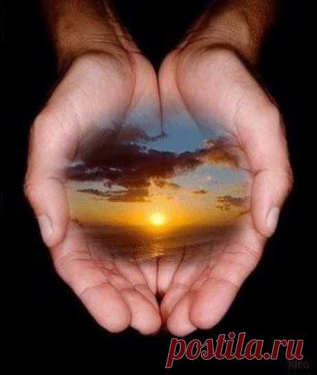 Главное
Владимир Сапронов
Сколько мною прожито мгновений?
Сколько их ещё подарит век?
Не пророк, не праведник, не гений –
Как и вы, я  смертный человек.
В этой жизни, горькой и счастливой,
Мы клянёмся, каемся, грешим…
Жизнь – она идёт неторопливо,
Это мы куда-то всё спешим.
И когда уйду я тайной тропкой,
Вам мои останутся дела.
Не беда, коль будет жизнь короткой,–
Счастье в том – что всё-таки была!