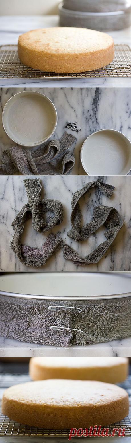 Из махрового полотенца отрезать полоски равные высоте формы.Намочить их,отжать и обернуть вокруг формы плотно закрепив булавками.Форму смазать,выстелить пергаментом и присыпать мукой.Заполнить тестом,несколько раз стукнуть об стол,чтобы вышли пузырьки воздуха и выпекать.Влага из полотенец позволяет тесту испечься более равномерно и с плоским верхом( без вздутия и трещин).