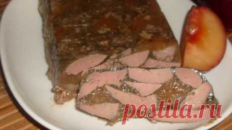 5 рецептов вкусной закуски из мяса или рыбы Террин (фр. Terrine) — запеченное кушанье из овощей, мяса или рыбы, при подаче на стол нарезаемое ломтиками. Террины приготавливают из мясного или печеночного фарша, филе красной и белой рыбы, добавляя в фарш сыр и яйца (для связки), овощи и пряности. По сути террины — это запеченные паштеты, имеющие в качестве начинки достаточно крупные кусочки каких-либо продуктов. Террины...