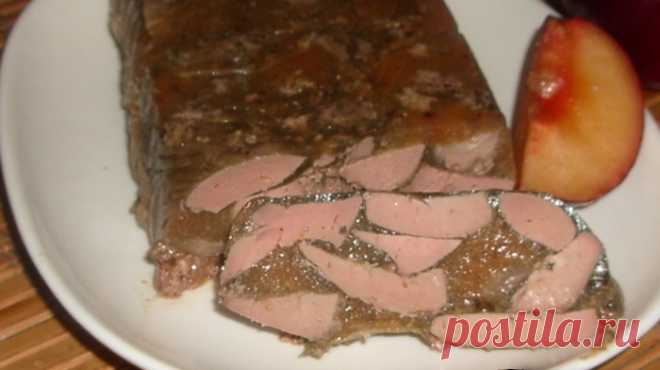 5 рецептов вкусной закуски из мяса или рыбы Террин (фр. Terrine) — запеченное кушанье из овощей, мяса или рыбы, при подаче на стол нарезаемое ломтиками. Террины приготавливают из мясного или печеночного фарша, филе красной и белой рыбы, добавляя в фарш сыр и яйца (для связки), овощи и пряности. По сути террины — это запеченные паштеты, имеющие в качестве начинки достаточно крупные кусочки каких-либо продуктов. Террины...