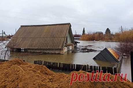 Уровень воды в реке Тобол превысил критические значения. Ситуация в Кургане ухудшается – тысячи строений ушли под воду.