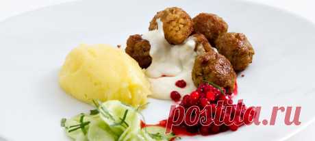 Тефтели с брусничным соусом, маринованным огурцом и коричневым соусом. Видеорецепт Огурец нарезать тонкими кольцами, посолить огурец, выложить на дуршлаг и положить сверху пресс. Дать огурцу стечь тридцать минут.
