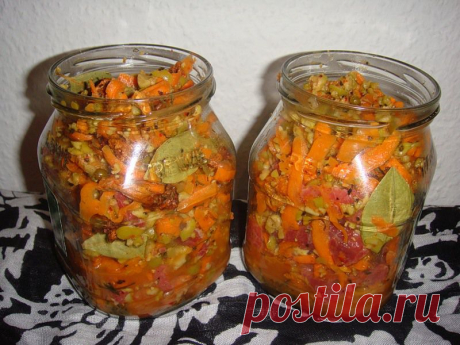 Тушёная говядина с грибами, морковью и огурцами в банке