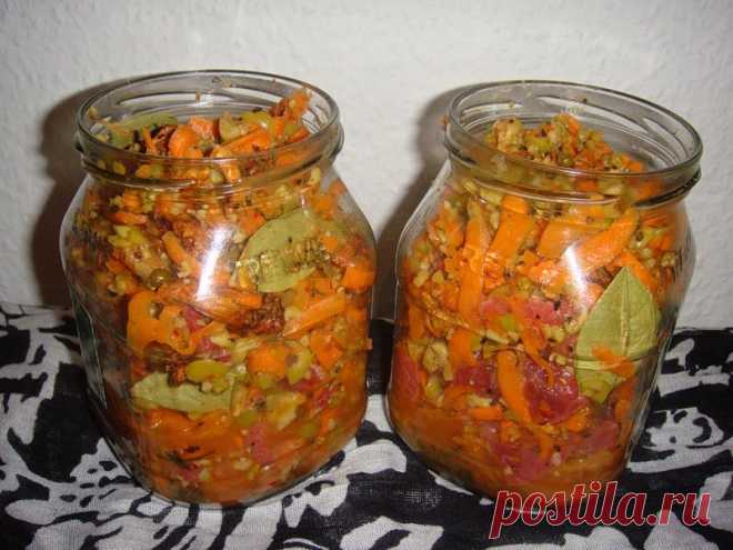 Тушёная говядина с грибами, морковью и огурцами в банке