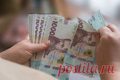 Украина заплатит в 2023 году более трех миллиардов долларов долга перед МВФ. Депутат Верховной Рады Украины и глава комитета по вопросам таможенной и налоговой политики Данил Гетманцев рассказал о планах Украины в 2023 заплатить перед Международным валютным фондом (МВФ) долг в размере трех миллиардов долларов США. Он объяснил, что в некоторых СМИ появилась ложная информация.