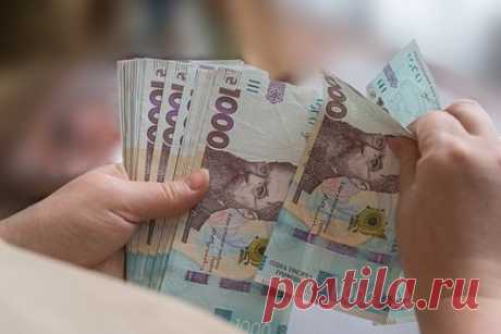 Украина заплатит в 2023 году более трех миллиардов долларов долга перед МВФ. Депутат Верховной Рады Украины и глава комитета по вопросам таможенной и налоговой политики Данил Гетманцев рассказал о планах Украины в 2023 заплатить перед Международным валютным фондом (МВФ) долг в размере трех миллиардов долларов США. Он объяснил, что в некоторых СМИ появилась ложная информация.