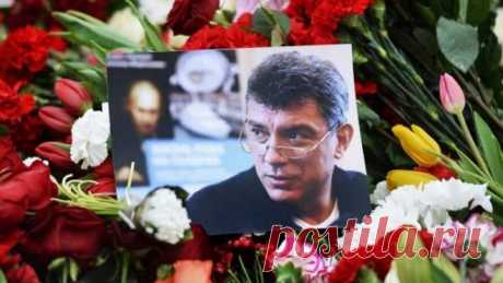 Стихи на смерть еврея Расставили всюду неводы,
свидетелей допросили...
А, собственно, эка невидаль:
расстрелян еврей в России!