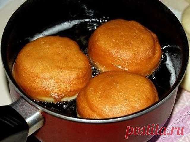 Самые вкусные пончики

Ингредиенты:

Тесто:
Молоко - 500 мл.
Яйца - 2 шт.
Масло сл. или маргарин - 125гр.
Сахар - 2 ст.л. + 1ч.л.
Соль - 1,5 ч.л.
Дрожжи сухие - 11 гр. (пакетик)
Вода тёплая - 0,5 ст.
Мука - столько, что бы тесто не было тугим, но и не липло к рукам.
(Из этого кол-ва продуктов получается больше 40 пончиков, я делала пол нормы)

Приготовление:

Молоко с водой смешать, немного нагреть. Добавить весь сахар и дрожжи. Перемешать и дать дрожжам 