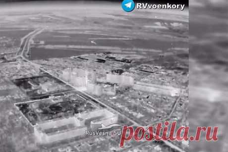 Появились кадры удара украинского УР-77 в Артемовске. Видео работы украинской реактивной установки разминирования УР-77, прозванной в войсках «Змей Горыныч», в ходе боев в Артемовске опубликовал Telegram-канал «Военкоры русской весны». На кадрах, снятых на камеру ночного видения беспилотника, видно, как установка производит пуск, заряд идет по баллистической траектории.