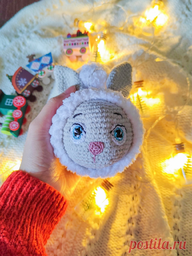 PDF "Здравствуй, Кролик, Новый год" крючком. FREE crochet pattern; Аmigurumi toy patterns. Амигуруми схемы и описания на русском. Вязаные игрушки и поделки своими руками #amimore - елочные украшения, игрушки на ёлку, ёлочный шар в виде кролика, новогодний шарик в виде маленького крольчонка, Новый год.