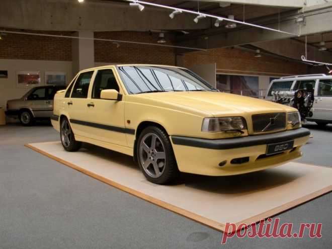 Желтый Volvo 850 T5-R 1995 “The Flying Banana” (19 фото) | Чёрт побери Почти у каждого уважающего себя автопроизводителя, в линейке по мимом обычных моделей имеются и заряженные версии, вот и Volvo в 1994 году поднатужилась и разродилась заряженной версией, под названием 850 T5-R. 850 T-5R в Музее Volvo Как вещает