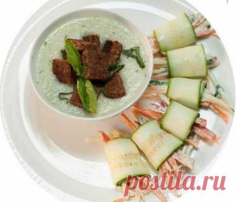 Суп-пюре вкусный из риса с овощными роллами | EDA77.RU
Что взять для блюда Суп-пюре из риса с овощными роллами:

    50 грамм риса;
    100 грамм лука порей;
    2 зубчика чеснока;
    5 грамм орегано;
    немного базилика;
    укроп;
    соль;
    примерно 2 ломтика черного хлеба (или 25 грамм);
    одна морковка;
    один свежий огурец;
    30 грамм цукини;
    20 грамм сливочного сыра;
    один болгарский перец;
    оливковое масло;