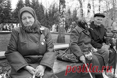 ВЕТЕРАНЫ...ИХ СТАНОВИТСЯ ВСЕ МЕНЬШЕ И МЕНЬШЕ...НИЗКИЙ ПОКЛОН ...
ПУСТЬ ОТ КАЖДОГО ИЗ НАС  ДОЙДЕТ  ДО НИХ  ЧАСТИЧКА ТЕПЛА !