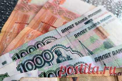 Россиян предупредили о риске кражи денег с банковских вкладов. Злоумышленники могут украсть деньги не только со счета, но и с банковского вклада в помощью взлома паролей. Об этом агентству «Прайм» рассказал юрист Петр Гусятников. Также речь идет о краже денег с помощью социальной инженерии. В этом случае жертва сама называет все данные, необходимые для входа в личный кабинет.