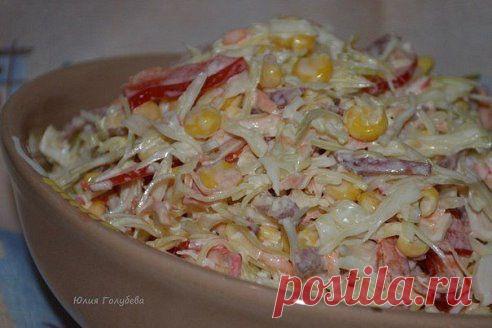 САЛАТИК "СЕМЁНОВНА"

Ингредиенты и приготовление: 

● Капуста свежая нашинковать и помять руками.
● 2 штучки крабовых палочек нарезать тонко.
● 1 маленькая баночка кукурузы
● 1/4 болгарского перца нарезать тонко
● 5 кусочков копченой колбасы нарезать тонкой соломкой
● 1 сырая морковь на крупной терке
● 1 зубчик чеснока
● Соль при необходимости
● Майонез
Просто и вкусно!