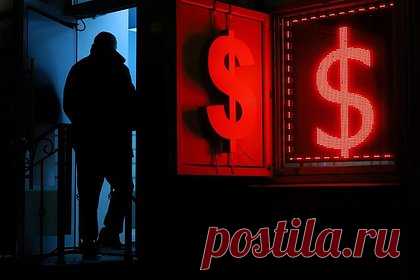 Россиянам дали совет насчет продажи валюты. Россиянам, которые хранят деньги в наличной валюте стоит ее продавать на фоне укрепления курсов доллара и евро только в том случае, если они не собираются ехать за границу и тратить ее там. Такой совет насчет сбережений в разговоре с «Лентой.ру» дал аналитик компании «Золотой монетный дом» Дмитрий Голубовский.