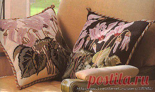 Вышитая подушка "Цикламен".