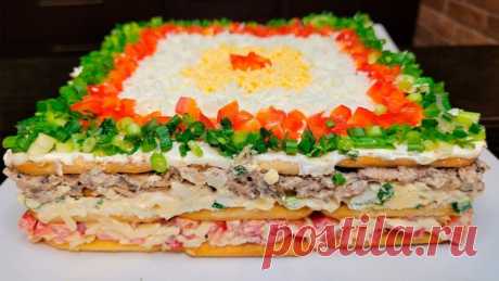 Самый Вкусны Закусочный Торт на Новый год 2023 Ингредиенты:- Сладкий перец- 100гр сыра- 300гр сметаны- 300гр соленых крекеров- 3 вареных яйца- Пучок зелёного лука- 250гр рыбных консервовПерец нарезаем на кубики. Натираем сыр. Смешиваем, добавляем сметану, сушеный чеснок и перемешиваем.Выкладываем слой крекеров, сверху слой начинки из...