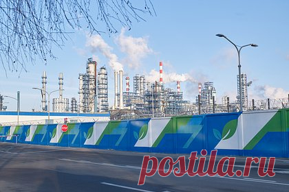 В России резко вырос простой мощностей нефтеперерабатывающих заводов. С начала июля 2023 года объем выбывающих мощностей первичной переработки сырья на российских нефтеперерабатывающих заводах вырос на 38,2 процента. Прирост составил 0,643 миллиона тонн к прежнему плану, достигнув 2,326 миллиона тонн. При этом фактический простой составил 3,966 миллиона тонн.
