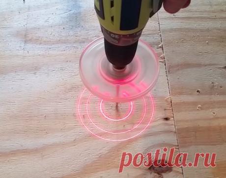 Умный аксессуар не даст сверлить криво