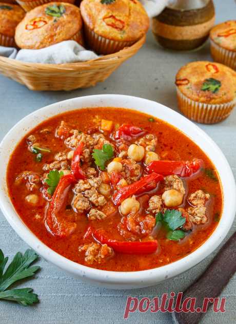 Острый мясной суп с печеным перцем и нутом на Вкусном Блоге За окном такая погодка, что рецепт нового сытного супа, думаю, никому не повредит. В этом рецепте соединяются мясной фарш, насыщенные томаты, очень вкусный печеный перец и горох нут. Ну и немного перца халапеньо, который придает блюду дополнительный согревающий эффект. Если вы не любите острое, халапеньо можно исключить или сократить его…