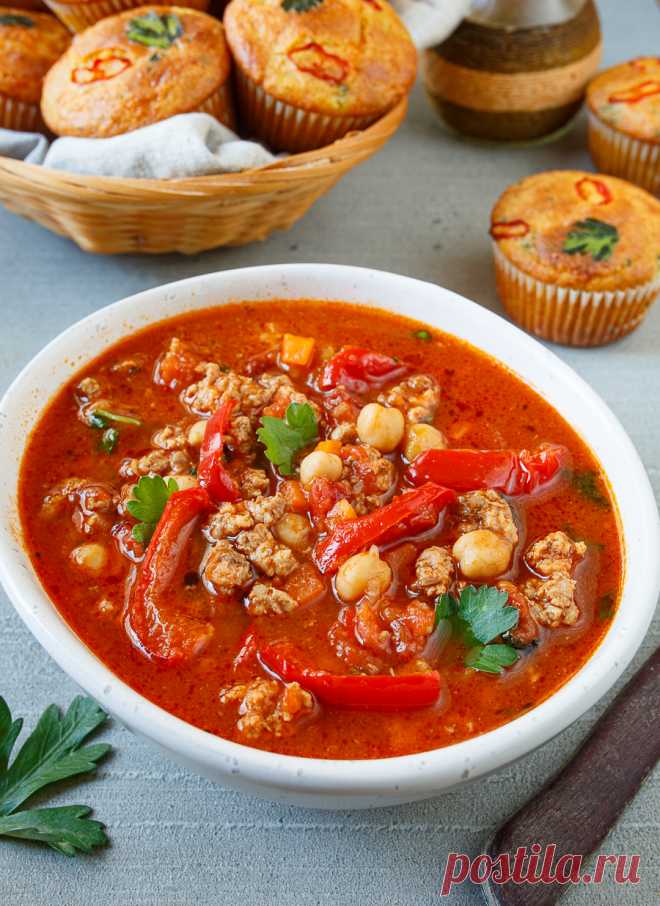 Острый мясной суп с печеным перцем и нутом на Вкусном Блоге За окном такая погодка, что рецепт нового сытного супа, думаю, никому не повредит. В этом рецепте соединяются мясной фарш, насыщенные томаты, очень вкусный печеный перец и горох нут. Ну и немного перца халапеньо, который придает блюду дополнительный согревающий эффект. Если вы не любите острое, халапеньо можно исключить или сократить его…