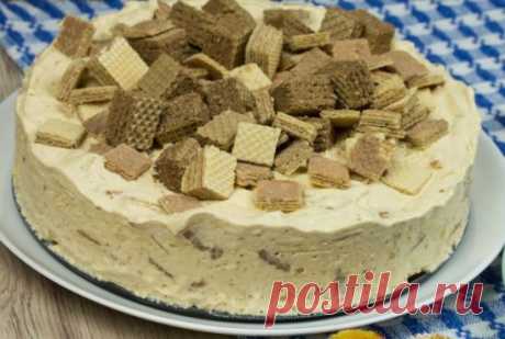 ВКУСНЕЙШИЙ ЗАМОРОЖЕННЫЙ ПИРОГ С ВАФЛЯМИ Ингредиенты: 380 г сгущенного молока; 280 г вареного сгущенного молока; 380 г жирных сливок; 3 коробки вафель. Приготовление: Нарежьте кубиками вафли и отложите 1/3 для украшения. В отдельной миске взбейте сливки и оба вида сгущенного молока до пышной кремообразной массы. Затем добавьте в нее нарезанные вафли. Полученную массу переложите в разъемную форму для тортов, сверху украсьте оставшимися вафлями и заморозьте на 3–4 часа.