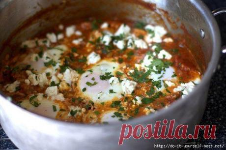 Шакшука (яичница с помидорами, перцем и специями).