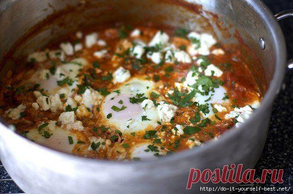 Шакшука (яичница с помидорами, перцем и специями).