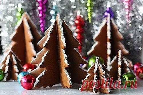 Пряничные елочки Пряничные елочкиПряничные елочки это тот сладкий момент, когда кулинария пропитана рукоделием.Формочки можно сделать из жестяных бутылок для напитков.