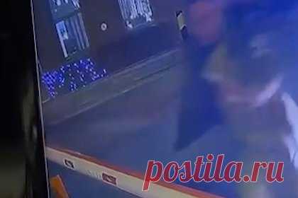 Россиянин в военной форме выломал шлагбаум из-за 200 рублей и попал на видео. В Екатеринбурге мужчина в военной форме выломал шлагбаум у небоскреба «Высоцкий» из-за 200 рублей. Действия россиянина попали на видео, соответствующие кадры опубликовал портал E1.ru. На ролике видно, как белая легковушка с челябинскими номерами подъезжает к выезду, но водитель платить за стоянку не торопится.