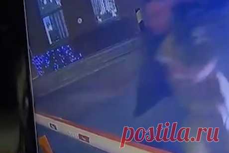 Россиянин в военной форме выломал шлагбаум из-за 200 рублей и попал на видео. В Екатеринбурге мужчина в военной форме выломал шлагбаум у небоскреба «Высоцкий» из-за 200 рублей. Действия россиянина попали на видео, соответствующие кадры опубликовал портал E1.ru. На ролике видно, как белая легковушка с челябинскими номерами подъезжает к выезду, но водитель платить за стоянку не торопится.