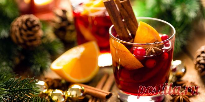 Глинтвейн с клюквой и апельсиновым соком: рецепт - Лайфхакер Глинтвейн с клюквой по этому рецепту получается насыщенным, ароматным и очень вкусным. Прекрасный согревающий напиток для уютных зимних вечеров.