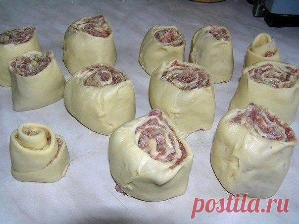 Очень ленивые пельмени

Очень напоминают пельмени, но не требуют бесконечной лепки.

Ингредиенты:

- 3 стакана муки,
- 1 яйцо,
- 2/3 стакана воды,
- 1/2 чайной ложки соли.
- мясо,
- лук,
- соль,
- перец.

Приготовление:

Просеиваем муку. Добавляем яйцо. Добавляем воду. Вымешиваем. Оставляем на 30-40 минут на расслаивание (ОБЯЗАТЕЛЬНО).

В это время делаем фарш.
мясо, лук, соль, перец. Я беру мясо: 50% свинина, 50% говядина.

Все остальное по вкусу и консистенции.

30 мин о...