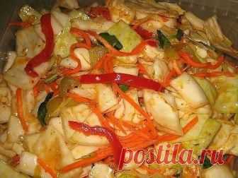 Очень вкусная капустка!

3 кг капусты порезать квадратами, 1 большой болгарский перец ( красный ) порезать соломкой.
2 большие моркови натереть на корейской терке, 1 пучок петрушки порезать, 2 головки чеснока пропустить через давилку.

Все сложить в большой тазик и залить кипящим рассолом,размешать большой ложкой.
Рассол: 1,5 л воды, 0,5 стакана подсолнечного масла без запаха, 1 стакан сахара, 2 ст.л. соли с верхом, 0,5 пачки специй для моркови по корейски ( лучше острой) ...