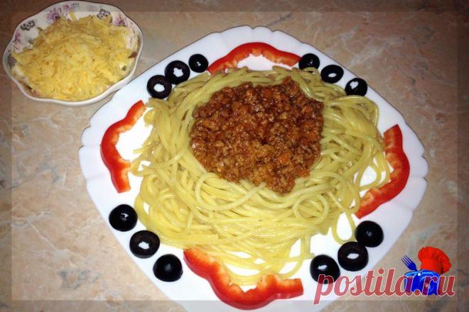 Итальянский мясной соус болоньезе. Рецепт, как обычно я делаю, в моей адаптации к русской кухне, а точнее к доступным в России продуктам - тем что можно легко купить в обычных магазинах. Я готовила со спагетти, но вы также можете попробовать приготовить соус болоньезе с итальянской пастой, или с обычными макаронами. В результате у меня получился очень простой и доступный всем рецепт соуса болоньезе. Итак смотрим и запоминаем..