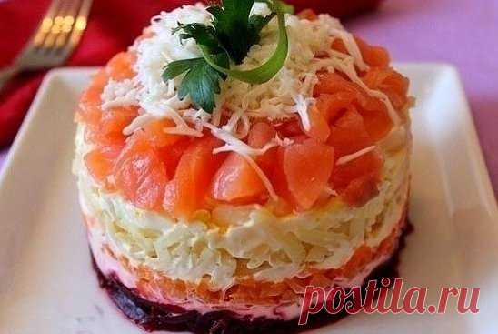 Салат Семга на шубке
Для приготовления этого вкусного салатика с соленым лососем (на 2 порции) нам понадобится:
кусочек малосольной семги грамм на 250 (филе);
1 крупная картофелина;
2 яйца вкрутую;
1 небольшая луковица;
1 морковка;
1 средних размеров свекла;
на заправку — натуральный йогурт (можно заменить на майонез или некислую сметану по вкусу);
зелень для украшения.
Овощи, кроме лука, должны быть сварены до готовности «в мундире». После того, как овощи остыли, чистим их от «мундиров» и трём