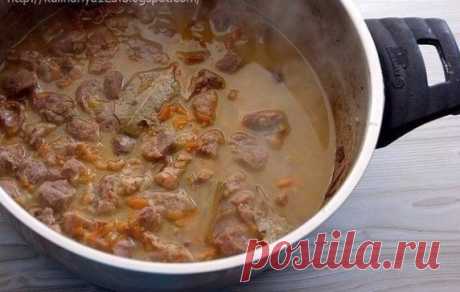 Гуляш с подливкой и картофельным пюре, как в садике.
